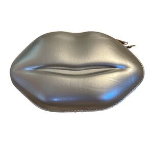 Glamorous Metallic Lip-Shaped Clutch